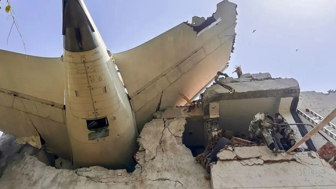 Thunderbirds F-16 crashes in California, pilot survives